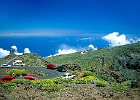 Das Observatorium am Roque de los Muchachos dem höchsten Berg der Insel (2624 km). : Autos, Straße, Wolken